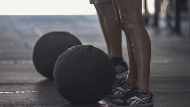 Le medball thruster : un exercice parfait avant vos squats lourds !