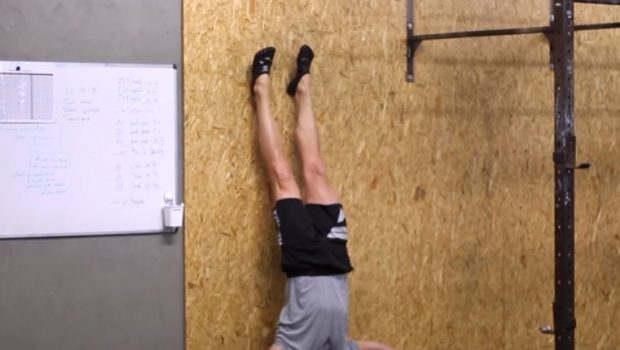 Voici comment progresser en handstand push-ups… sans se blesser !