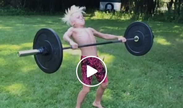 Jaimon Mogard, 9 ans, fait un squat snatch à 30 kg !