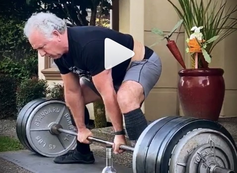 Il fête ses 71 ans avec un deadlift à… 226 kilos !