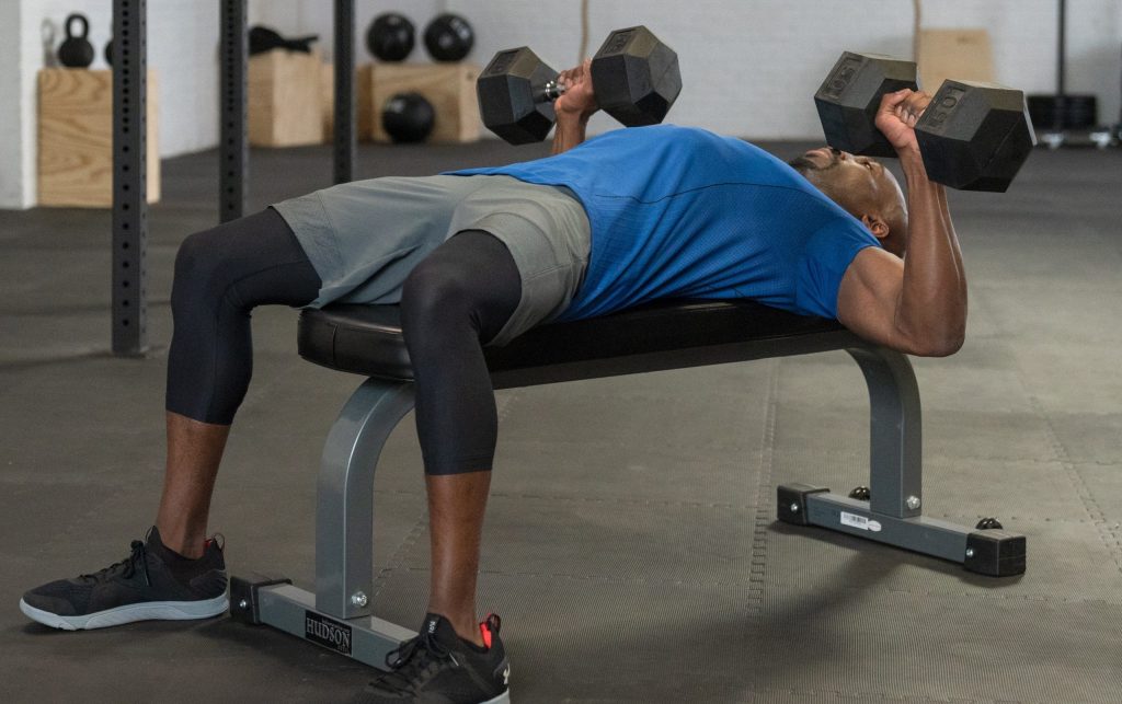 Avantages et inconvénients du développécouché (bench press) avec barre et avec dumbbells WodNews