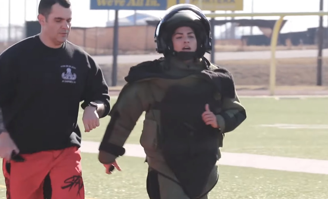 Kaitlyn Hernandez bat le record du monde sur 1.6 km de course avec… 45 kg d’équipement !