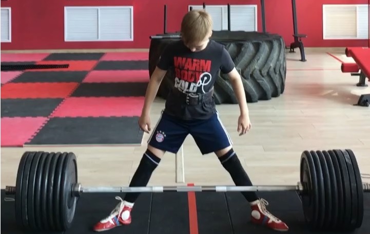 À 12 ans, il fait 6 X 100 kg au deadlift !